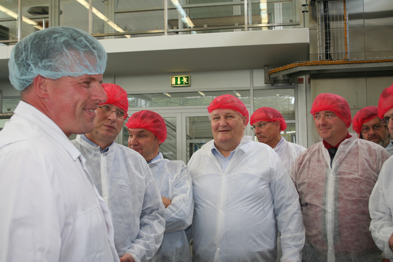 Zum Meinungsaustausch trafen sich die Mitglieder der Arbeitskreise Landwirtschaft und Wirtschaft der CDU-Landtagsfraktion jetzt im Milk-Innovation-Center (MIC) des Deutschen Milchkontor (DMK) in Zeven.