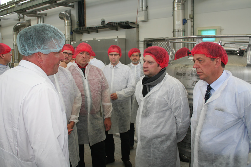 Zum Meinungsaustausch trafen sich die Mitglieder der Arbeitskreise Landwirtschaft und Wirtschaft der CDU-Landtagsfraktion jetzt im Milk-Innovation-Center (MIC) des Deutschen Milchkontor (DMK) in Zeven.