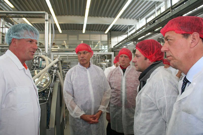 Zum Meinungsaustausch trafen sich die Mitglieder der Arbeitskreise Landwirtschaft und Wirtschaft der CDU-Landtagsfraktion jetzt im Milk-Innovation-Center (MIC) des Deutschen Milchkontor (DMK) in Zeven.