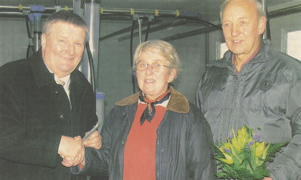 Ingrid Pingel freut sich über Hauptgewinn beim Landtagswahl-Quiz